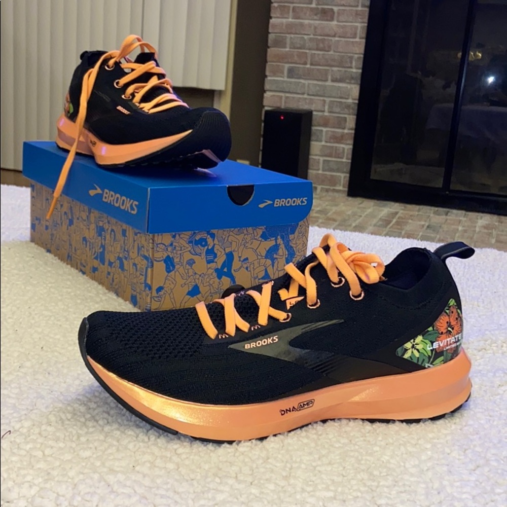 NWT Tropical Brooks Leitate 3 LE